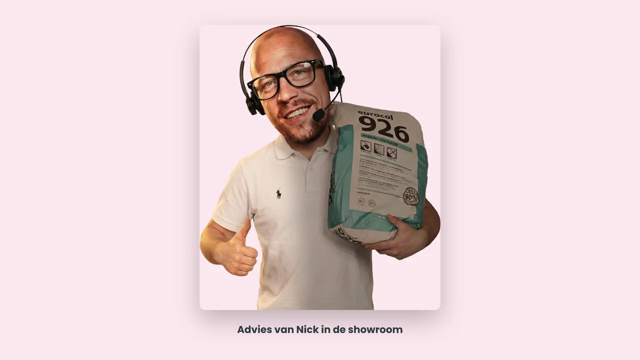 Nick van Hello Floor met een zak egaliseermiddel, klaar om advies te geven