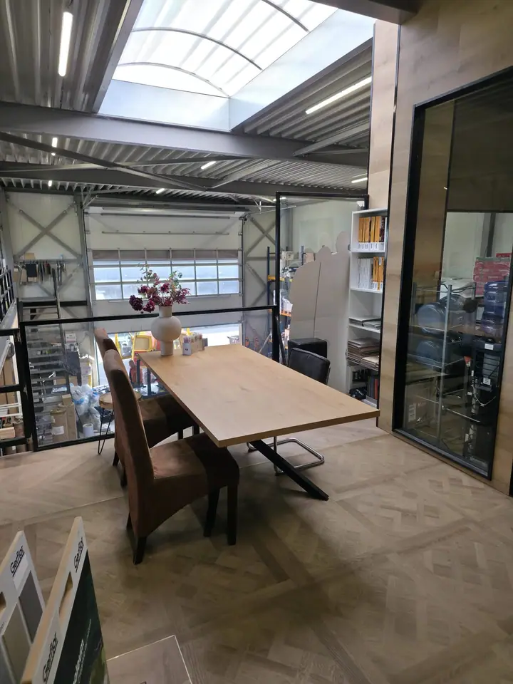 Zithoek en adviestafel in de showroom van Hello Floor Purmerend
