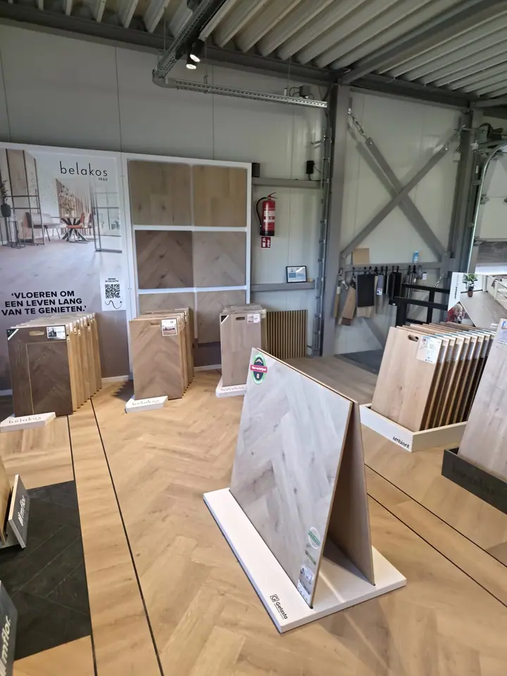 Belakos display met visgraat vloerstalen bij Hello Floor Purmerend