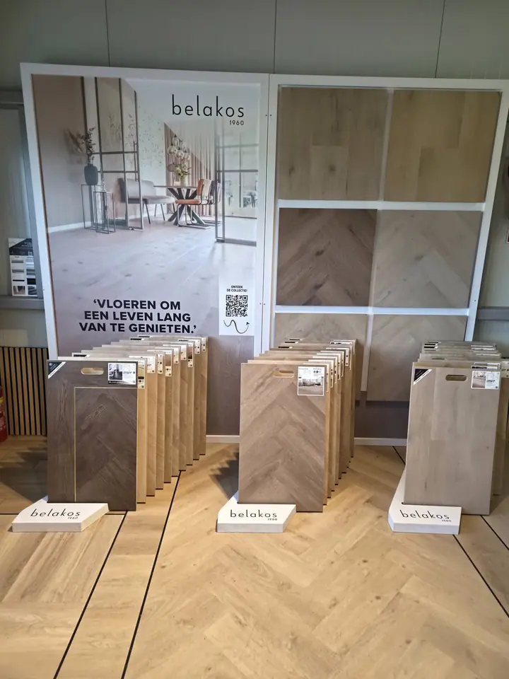 Belakos PVC-vloeren presentatiewand in de showroom van Hello Floor