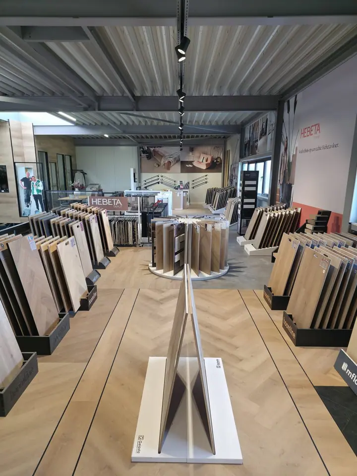 Stalencarrousel en vloerstalen in de showroom van Hello Floor