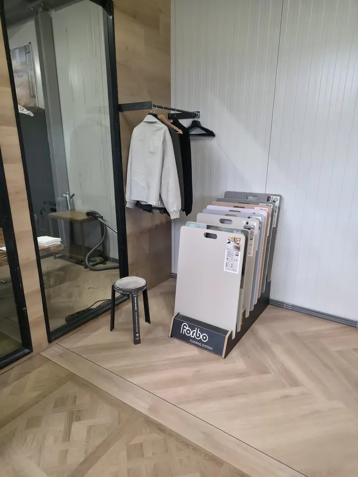 Forbo Marmoleum display met kleurstalen in de Hello Floor showroom