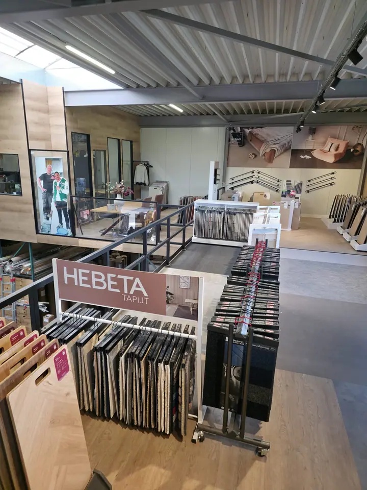 Hebeta stalenkast met vloerstalen in de showroom van Hello Floor