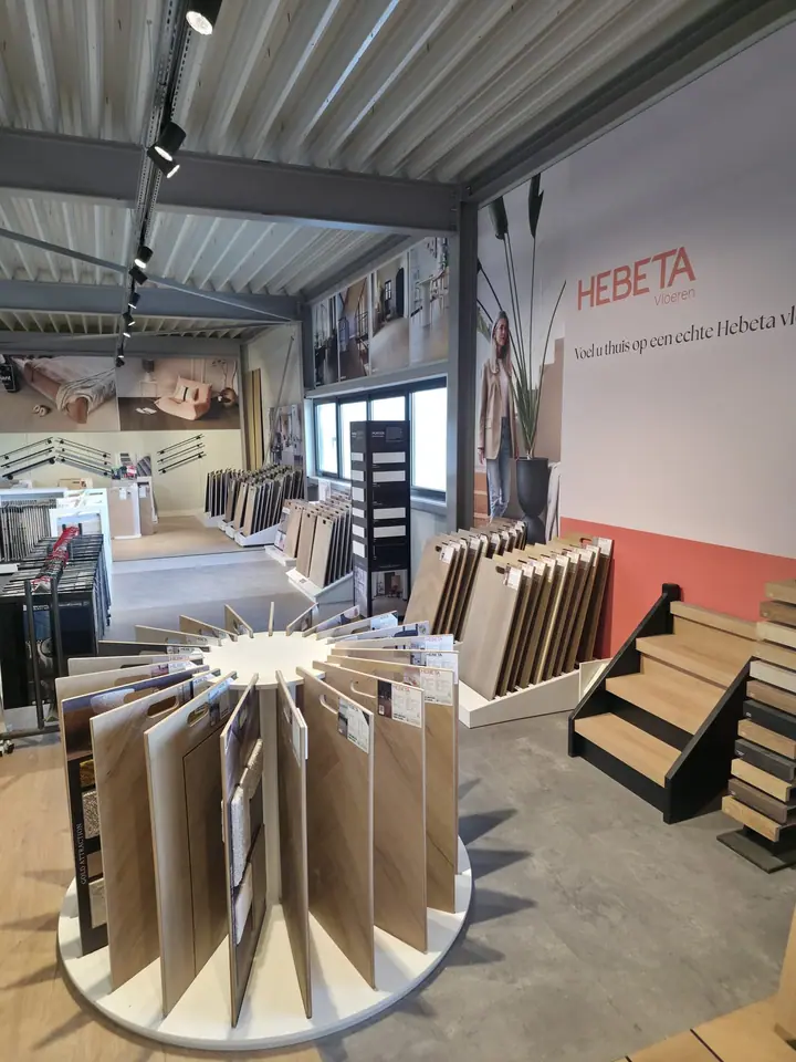 Hebeta stalencarrousel en trap in de showroom van Hello Floor