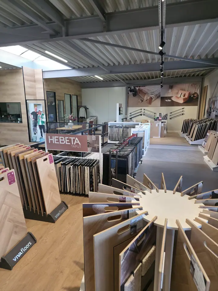 Hebeta en Vivafloors stalen in de showroom van Hello Floor