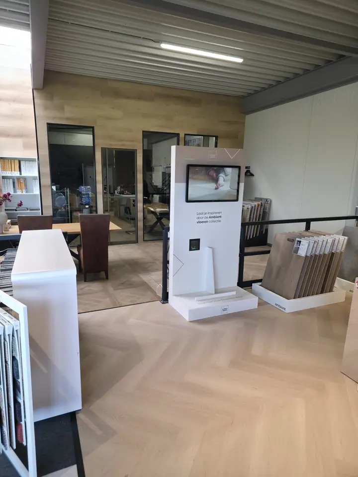 Informatiezuil en vloerstalen in de showroom van Hello Floor