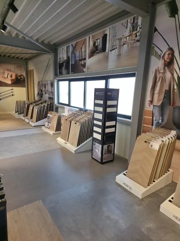 Laminaat stalentoren in de showroom van Hello Floor Purmerend