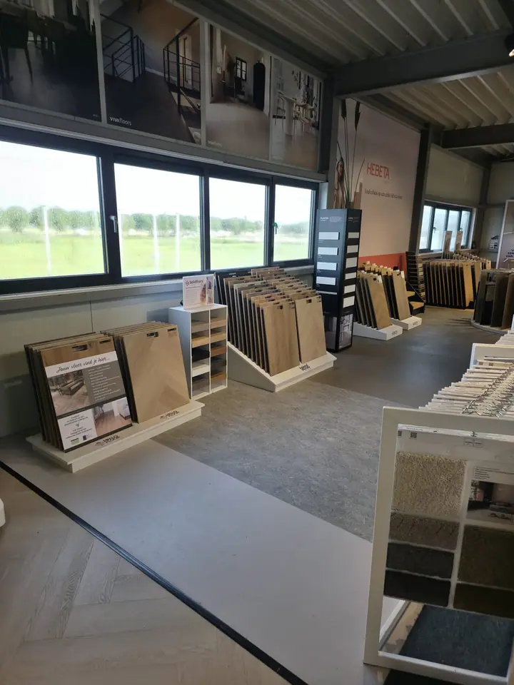Lichte visgraat vloer met stalen in de showroom van Hello Floor Purmerend