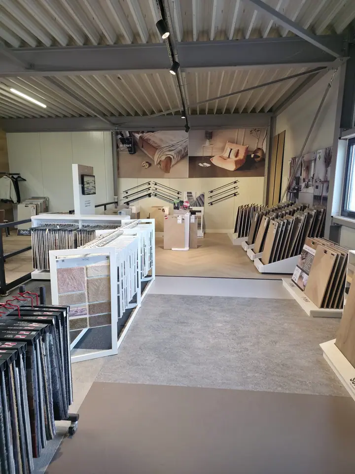 Stalenkasten met marmoleum en linoleum in de showroom van Hello Floor