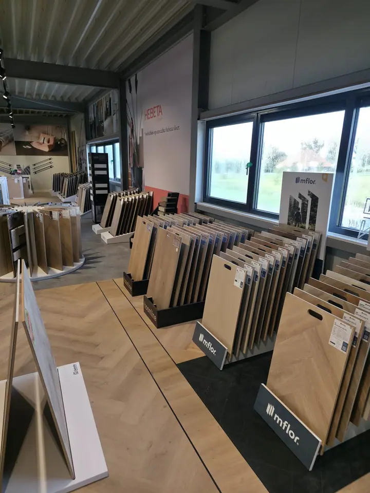 mFLOR PVC-vloer stalenrek in de showroom van Hello Floor Purmerend