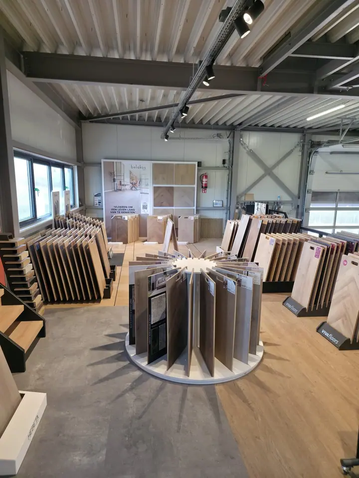 Overzicht van vloerstalen en carrousel in de showroom van Hello Floor