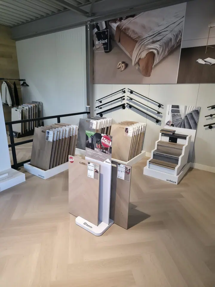 PVC-stalen en trapbekleding display in de showroom van Hello Floor