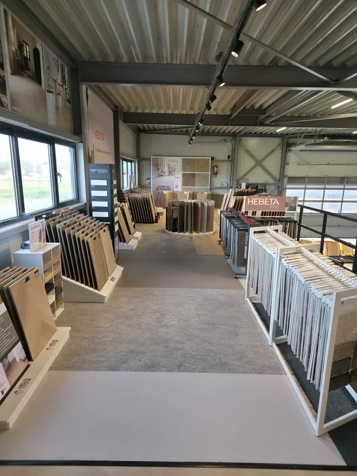 PVC-stalenrekken in de showroom van Hello Floor in Purmerend