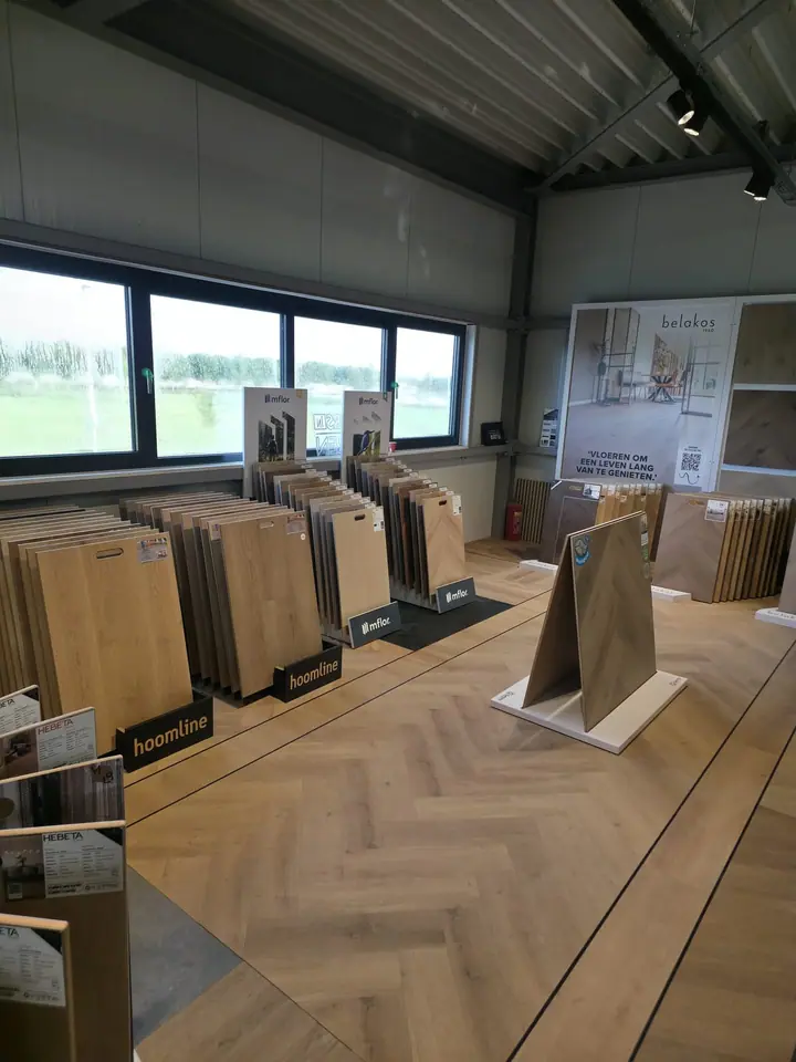 Overzicht van PVC-vloeren stalen in de showroom van Hello Floor