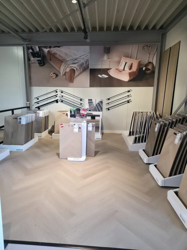 Vloerstalen bij de entree van de showroom van Hello Floor in Purmerend