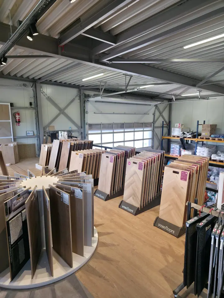Draaibare stalencarrousel met PVC-vloeren in de showroom van Hello Floor