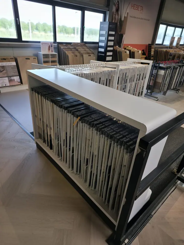 Stalenlade met vloerstalen in de showroom van Hello Floor Purmerend