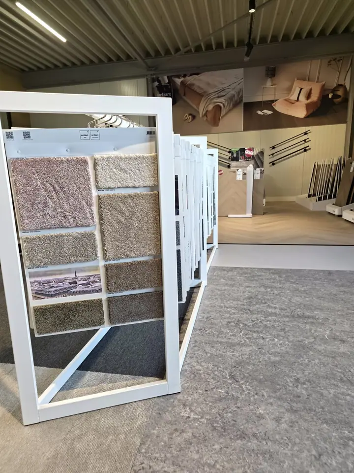 Tapijtstalen in de showroom van Hello Floor Purmerend