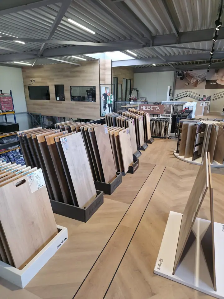 Visgraat PVC-stalen op houtlook vloer in de Hello Floor showroom