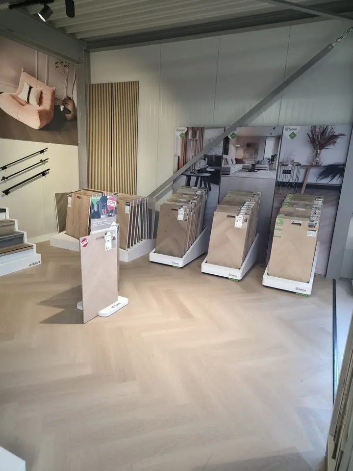 Vloerstalen op een visgraat vloer in de showroom van Hello Floor Purmerend
