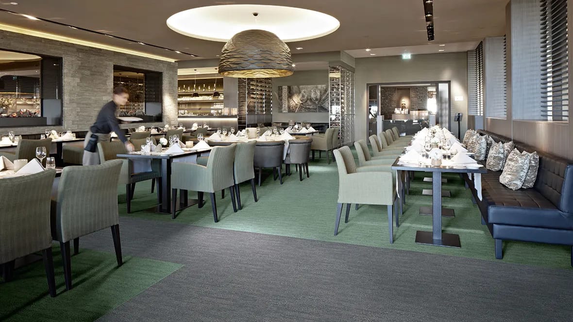 Flotex-vloer met groen-grijs patroon in een restaurantzaal