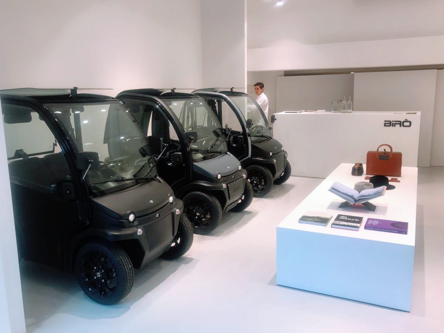 Witte naadloze gietvloer in een autoshowroom