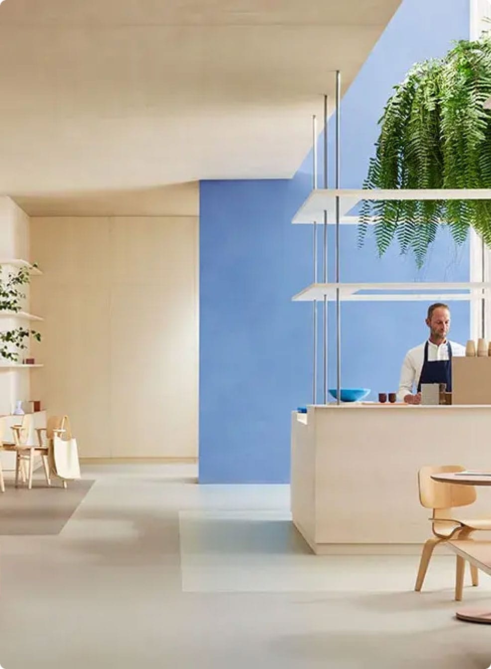 Lichte lunchroom met toonbank op een beige marmoleumvloer