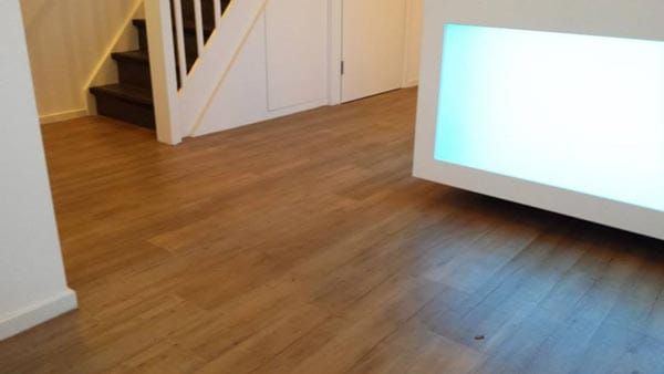 Verlichte balie en trap in Tandartspraktijk Kennedyplein op een houtlook PVC-vloer