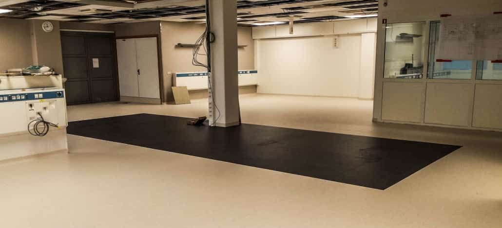 Zaal in het VU ziekenhuis met een lichte PVC-vloer en een zwart vlak in het midden